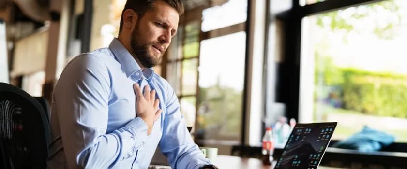 Jak boli serce przy nerwicy? Poznaj objawy i sposoby radzenia sobie